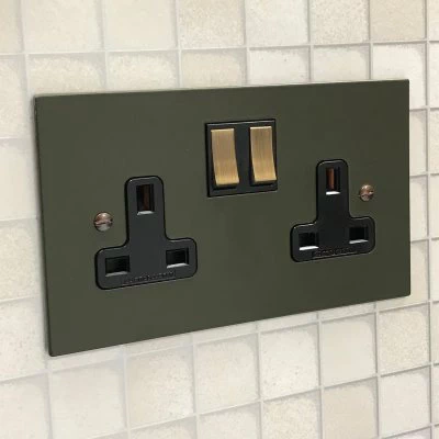 Heritage Flat Green Switched Plug Socket